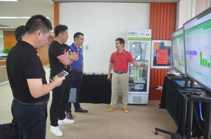 海南鑫正大投資有限公司總經(jīng)理倪侃參觀康益恒 海南鑫正大投資有限公司總經(jīng)理倪侃參觀康益恒