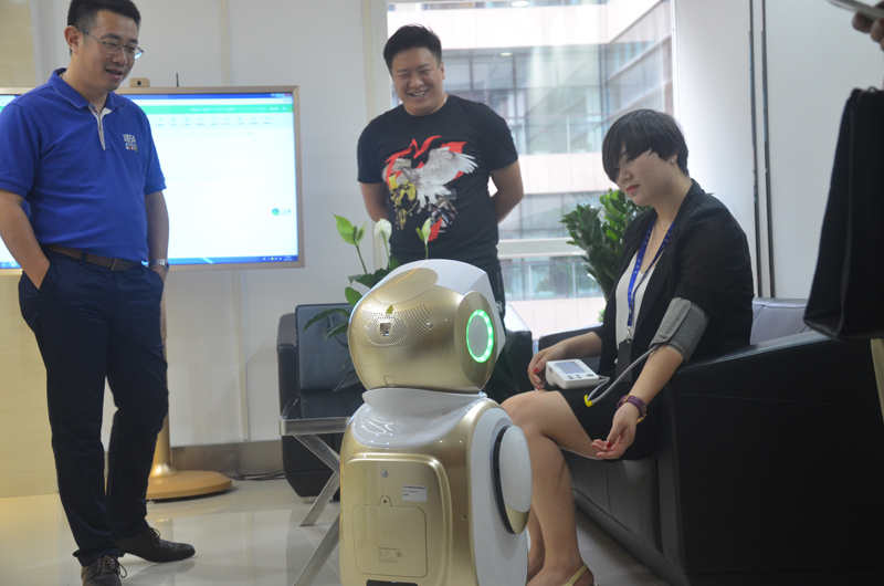 倪總現(xiàn)場了解康益小寶機器人 倪總現(xiàn)場了解康益小寶機器人